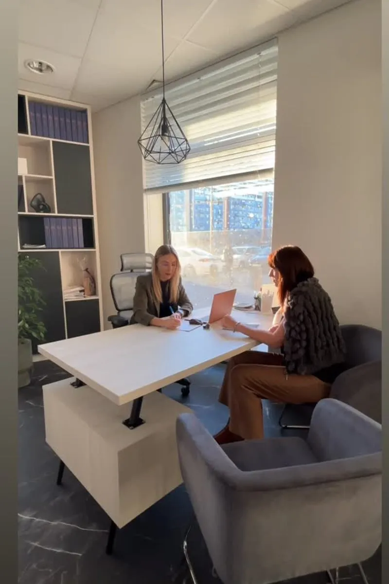 Zakres ochrony zawsze idzie w parze z wysokością składki. Im więcej ryzyk i wyższe sumy -tym wyższy koszt. Dlatego przy doborze polisy kluczowe jest świadome określenie priorytetów. Jeżeli chcesz wiedzieć, co realnie da się zabezpieczyć w Twoim budżecie - porozmawiajmy.